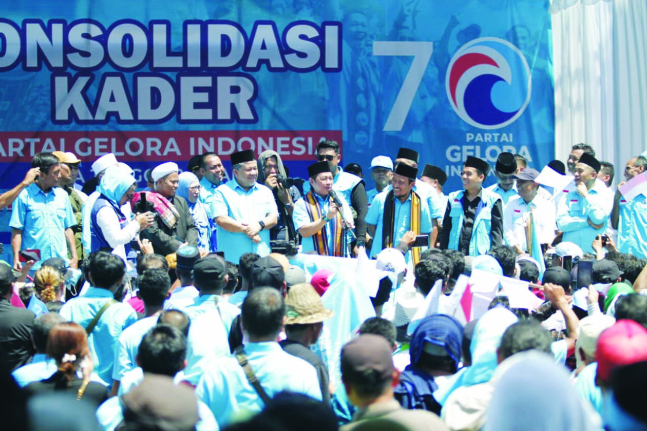 OPTIMIS MENANG: Ketua Umum Partai Gelora Anis Matta (pegang mic) didampingi Wakil Ketua Umum Partai Gelora Fahri Hamzah (sebelah kiri Anis), bersama ribuan kader dan simpatisan memadati lapangan tugu Selong, Lombok Timur, kemarin (19/3). (ZAD/LOMBOK POST