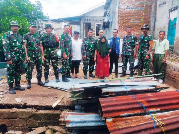 AKSI SOSIAL: DPD KNPI NTB bekerja sama dengan Korem 162/WB bantu rehab RTLH warga di Rungkang Jangkuk, Sayang-sayang, Mataram, kemarin (14/3). (ZAD/LOMBOK POST )