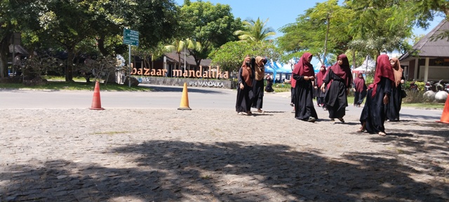 MENUJU KLA: Sejumlah anak-anak di area Bazaar Mandalika, Kuta, Loteng, Minggu (19/3). Pemkab Loteng telah membentuk tim operator sebagai persyaratan menjadi KLA 2023. (Dewi/Lombok Post)