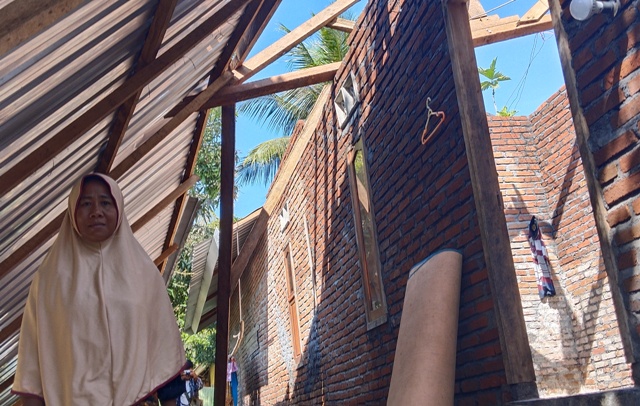 TERKENA MUSIBAH: Inaq Bersih, warga Dusun Jeruju Dua, Desa Kelebuh, Kecamatan Praya Tengah, Loteng yang atap rumahnya rusak parah akibat angin puting beliung, Senin (27/3). (Dewi/Lombok Post)