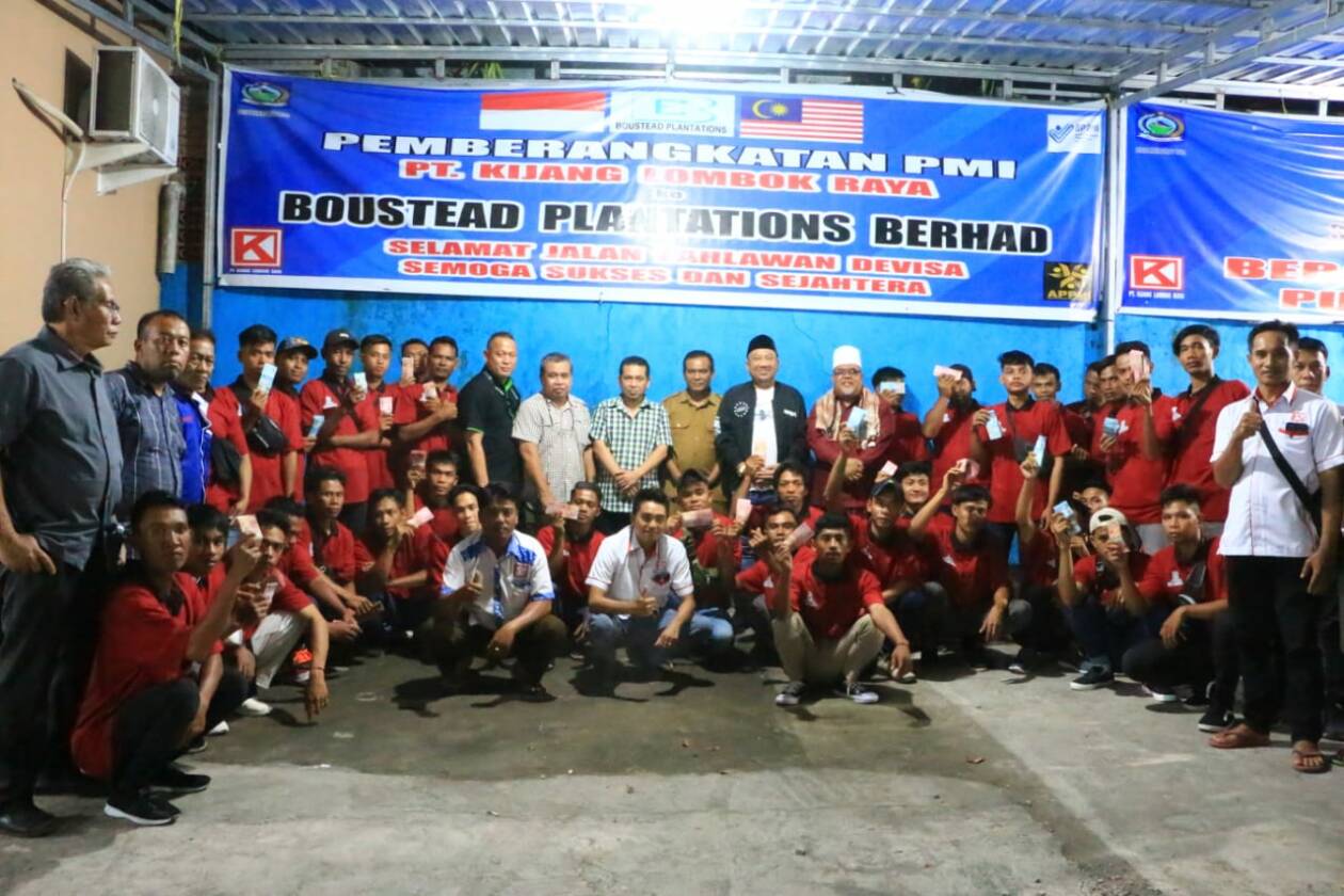 PENYERAHAN UANG: Ketua Komisi V DPRD NTB L Ardian Irfani dan Direktur PT Kijang Lombok Raya Datuk Fetra Ezimon bersama sejumlah pejabat dan tokoh agama saat penyerahan uang kepada calon TKI di Mataram, Rabu (15/3).