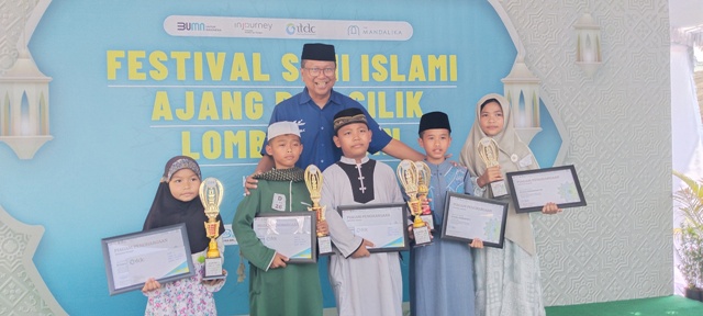 ROAD TO RAMADHAN KAREEM: General Manager The Mandalika Molin Duwanno berfoto bersama usai menyerahkan piala, piagam, dan dana pembinaan kepada sejumlah pemenang lomba da