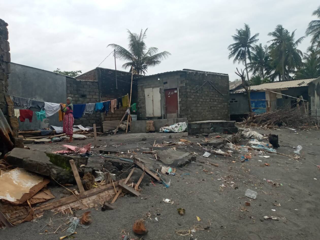 CEGAH ABRASI: Seorang warga menjemur pakaian di Lingkungan Mapak Indah, Kota Mataram yang terdampak abrasi, belum lama ini.( ROJAI/LOMBOK POST)