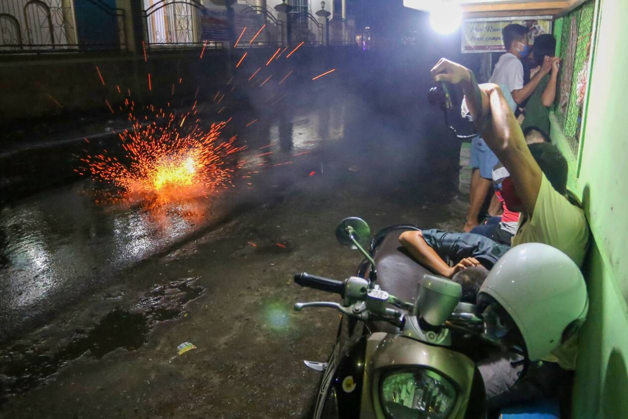 BAKAR PETASAN DI JALAN: Sejumlah anak muda membakar petasan di Jalan Peternakan, Lingkungan Kebon Duren, Kelurahan Selagalas, Kota Mataram pada Ramadan tahun lalu.( IVAN/LOMBOK POST)