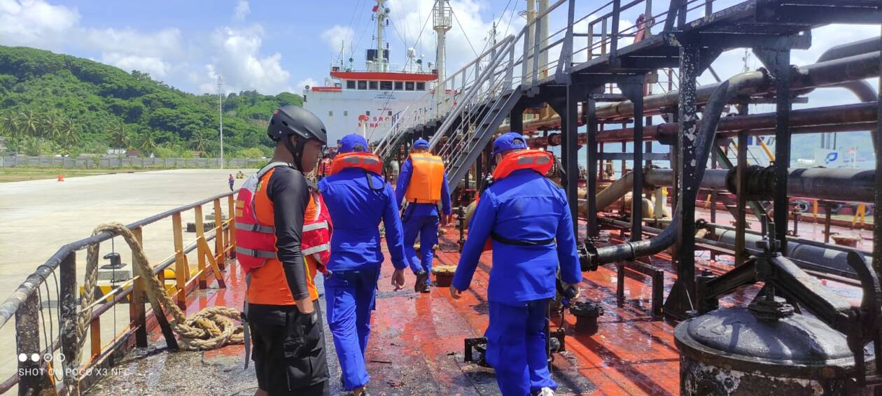 SIGAP: Tim Ditpolairud Polda NTB melakukan upaya evakuasi terhadap para korban kebakaran Kapal MT Kristin.