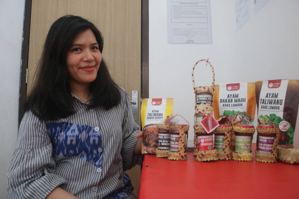 RESEP COBA-COBA: Owner Sambal Encim Sophya Chandra menunjukkan sejumlah produk andalan miliknya.  Kini berbagai varian sambal tengah digeluti Sophya. (Dewi/Lombok Post)