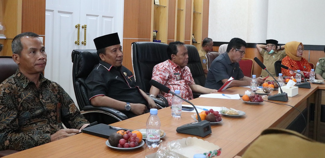 RAPAT DARING: Bupati KSB HW Musyafirin (kiri) didampingi Wabup KSB Fud Syaifuddin (dua kiri) dan unsur forkopimda KSB rapat dan dialog secara daring dengan Menko PMK Muhadjir Effendy, Kepala BKKBN Pusat Hasto Wardoyo, Wagub NTB Sitti Rohmi Djalilah dan se