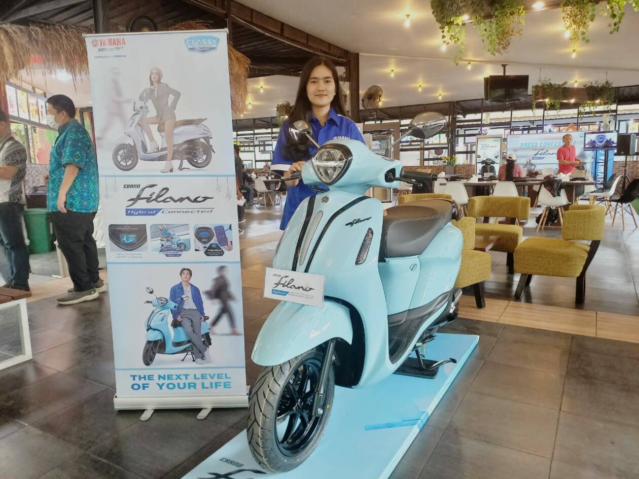DILUNCURKAN: Seorang sales Yamaha menunjukkan salah satu unit Grand Filano Hybrid Connected yang diresmikan PT Roda Sakti Surya Megah (RSSM) main dealer motor dan sparepart Yamaha, di The Padi Caffe, Kota Mataram, Jumat (3/3/2023).