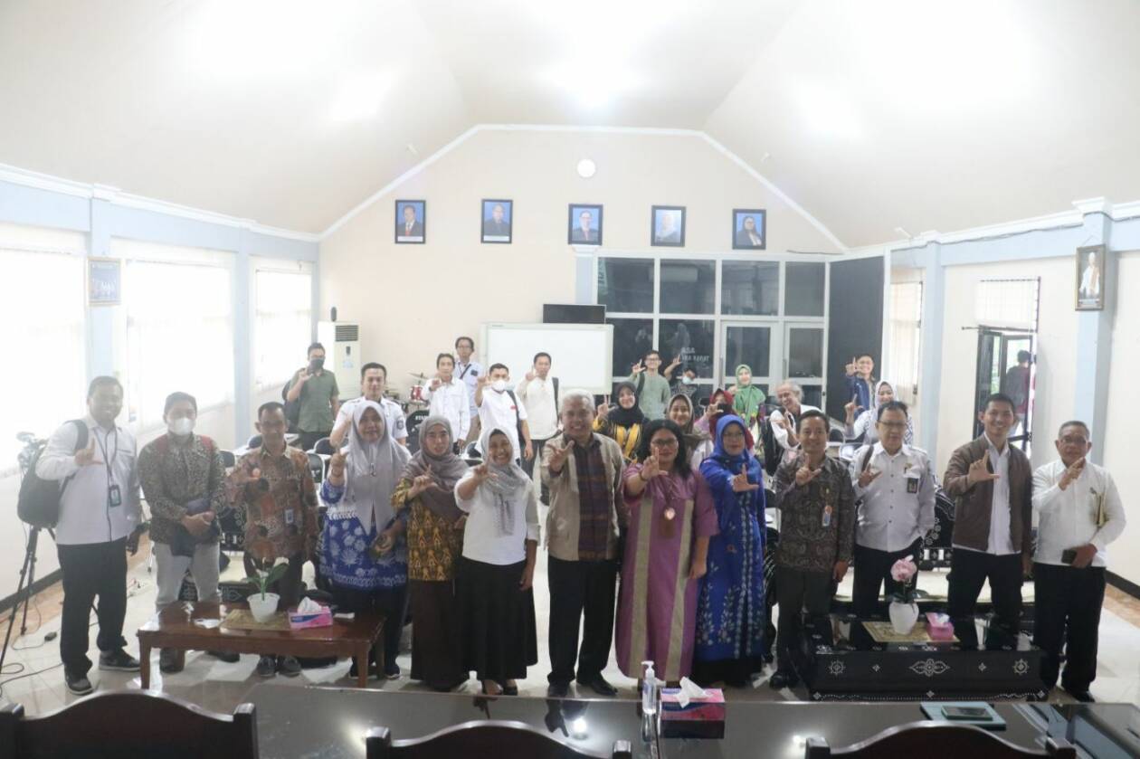PERKUAT KOLABORASI: Pihak Kantor Bahasa NTB, Narasumber dan peserta berfoto bersama saat kegiatan Diseminasi Kongres Bahasa Indonesia XII Tahun 2023, yang berlangsung di aula Cilinaya Kantor Bahasa NTB, Rabu (5/4).