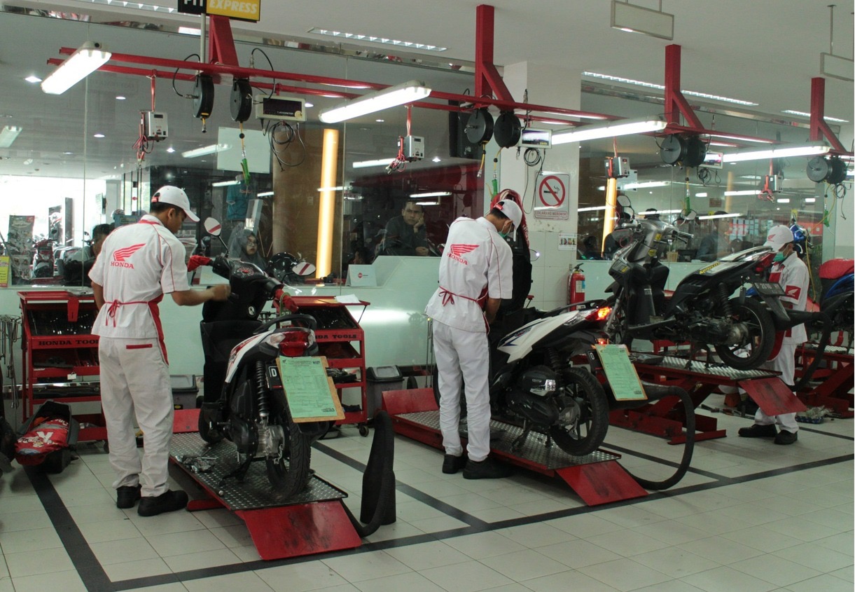 Maksimal : Mekanik Honda saat mengecek kendaraan konsumen. (Honda for Lombok Post)
