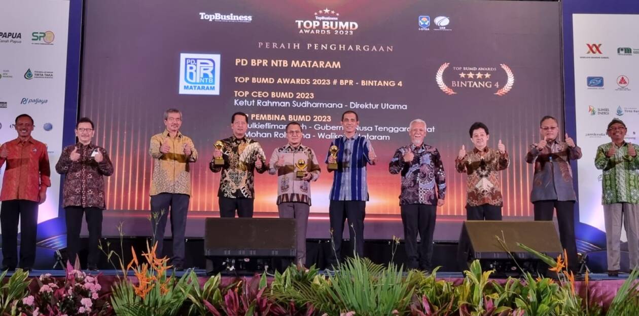 DAPAT PENGHARGAAN: Direktur Utama PT BPR NTB (Perseroda) Ketut Rahman Sudharmana (lima dari kanan) saat mendapatkan penghargaan TOP BUMD Award belum lama ini.( DOK/LOMBOK POST)