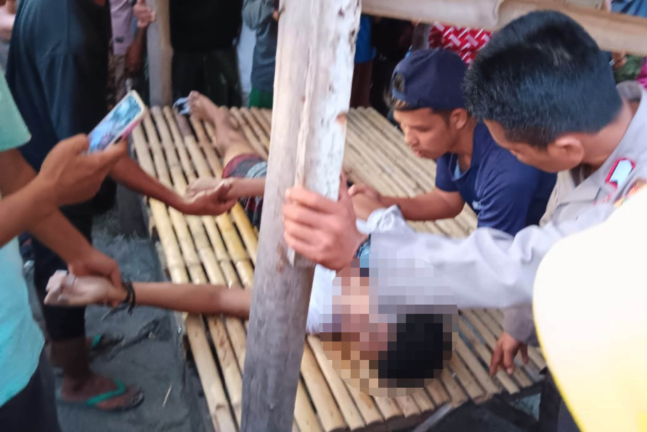 KORBAN: Salah satu korban tenggelam di Pantai Setangi III Desa Malaka, Kecamatan Pemenang, Lombok Utara, setelah dievakuasi, Selasa sore (25/4). (Akmaludin for Lombok Post)