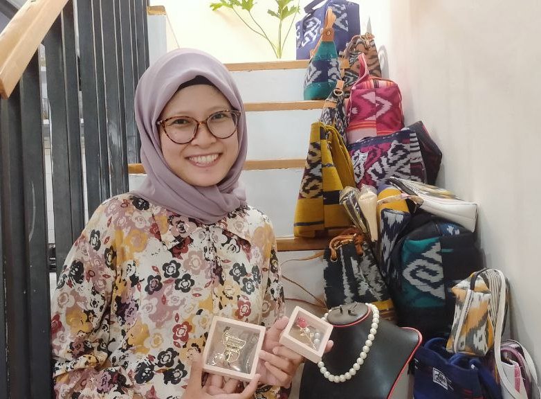 LARIS BANYAK DICARI: Owner Amazing Pearl Karina Sita Dewi menunjukkan hiasan mutiara Lombok dan tas tenun yang paling banyak dicari konsumennya di rumah produksi di Cakranegara, Mataram, Senin (3/4).(NURUL/LOMBOK POST)