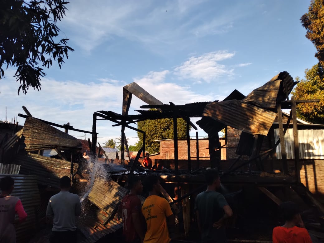 TERBAKAR: Warga sedang memadamkan sisa api di salah satu rumah panggung warga di Desa Pai, Kecamatan Wera, Kabupaten Bima. (FIRMAN/LOMBOK POST)