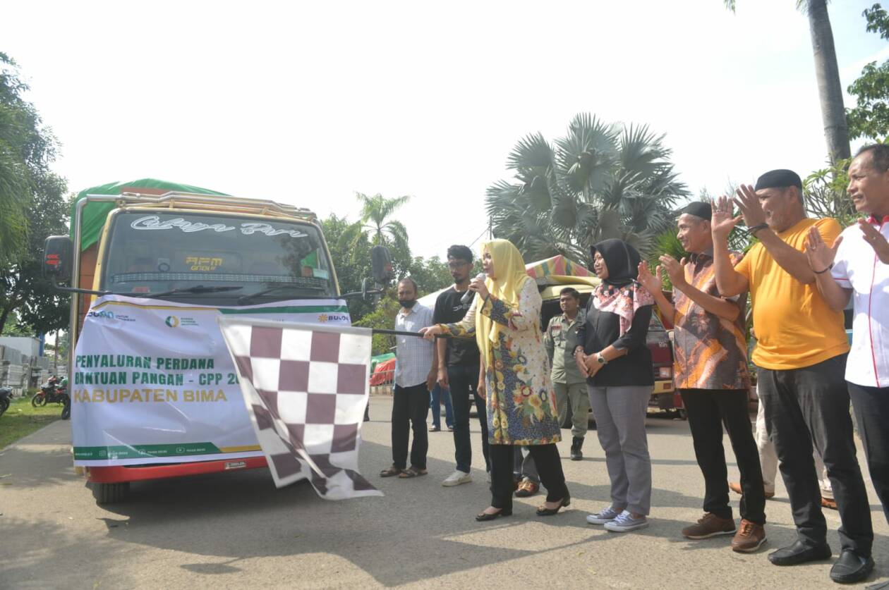 PELEPASAN: Bupati Bima Hj Indah Dhamayanti Putri saat melepas truk yang menyalurkan bantuan beras kepada masyarakat, Sabtu (15/4).(PEMKAB BIMA FOR LOMBOK POST)