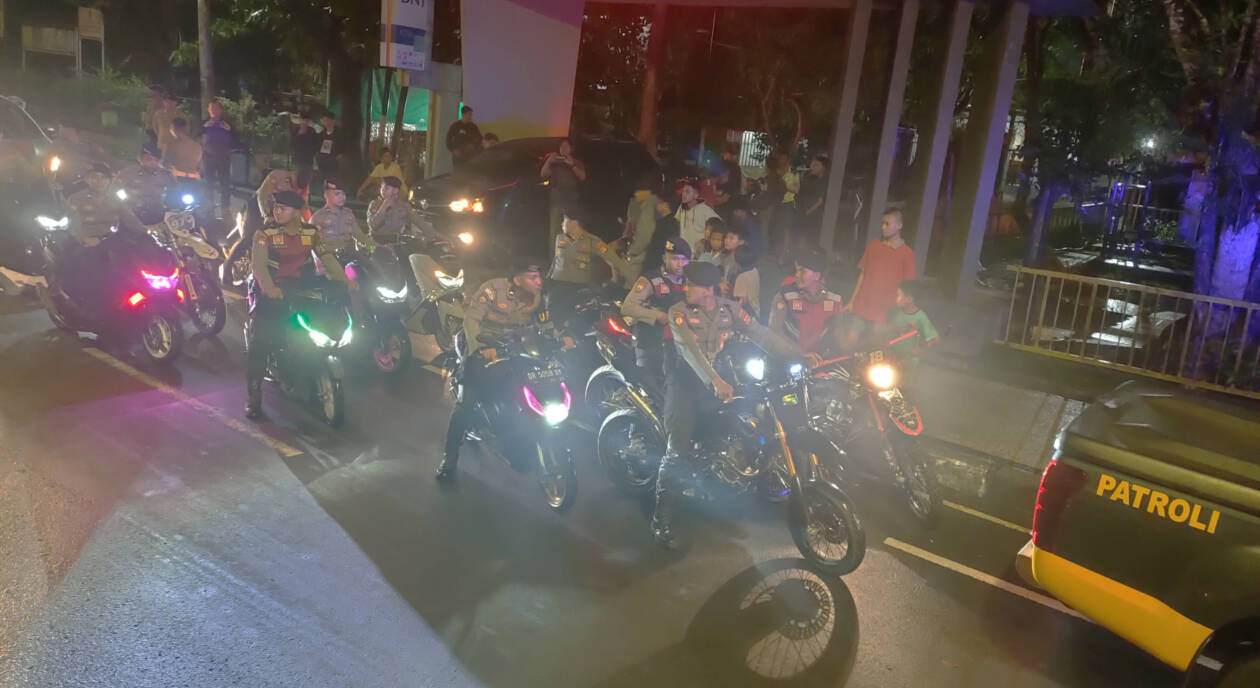 BERANTAS BALAP LIAR: Anggota Polresta Mataram mengamankan sejumlah motor di Jalan Udayana yang diduga akan digunakan untuk balap liar, Rabu dini hari (12/4). (Harli/Lombok Post)