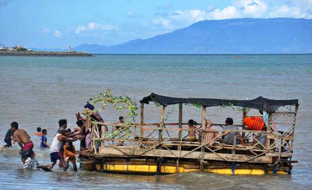 ODONG-ODONG LAUT: Beberapa orang terlihat sedang dibantu turun dari odong-odong laut yang ada di Pantai Labuhan Haji, Desa Labuhan Haji, Kecamatan Labuhan Haji, belum lama ini. (Fatih/Lombok Post)