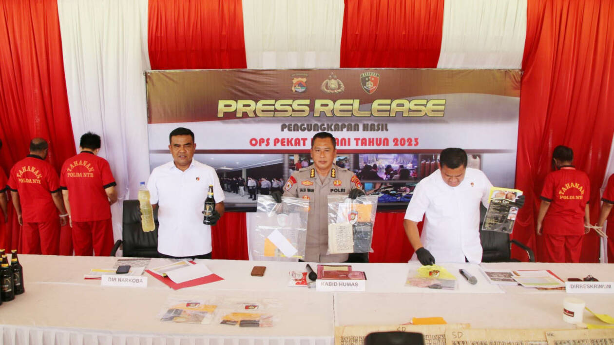 INI BUKTINYA: Dirreskrimum Polda NTB Kombespol Teddy Ristiawan bersama Dirresnarkoba Kombespol Dedi Supriadi (kiri) dan Kabid Humas Kombespol Lalu Muhammad Iwan Mahardan menunjukkan barang bukti hasil Operasi Pekat, Jumat (31/3). (Harli/Lombok Post)