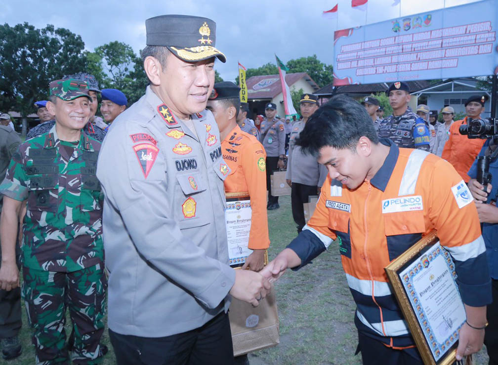 APRESIASI: Kapolda NTB Irjen Pol Djoko Poerwanto (kiri) memberikan penghargaan kepada para personel yang turut melakukan penyelamatan atas kebakaran Kapal MT Kristin di halaman Mako Satuan Brimob, Selasa sore (4/4). (Harli/Lombok Post)