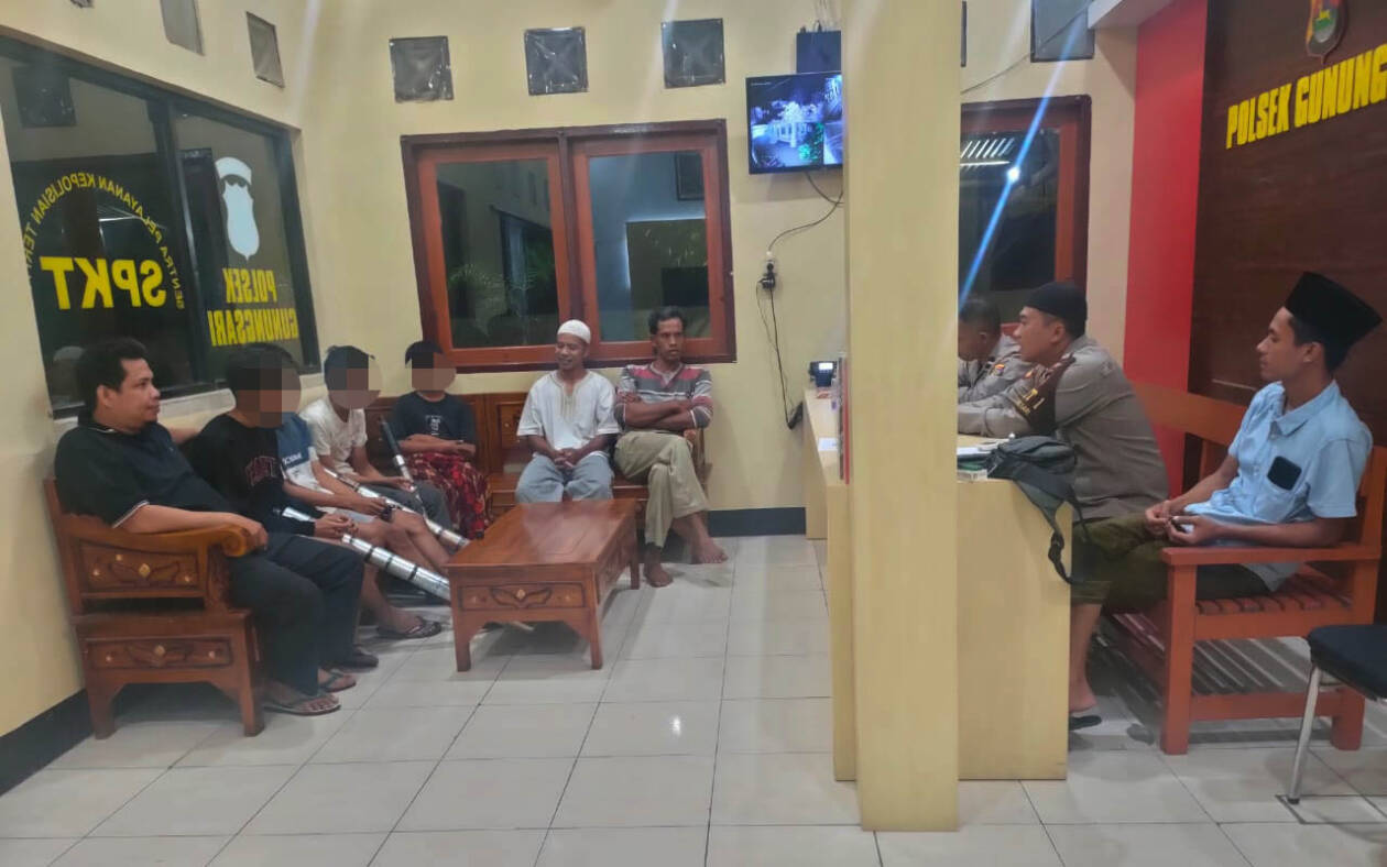 PEMBINAAN: Para remaja meminta maaf ke orang tuanya setelah diamankan di Mapolsek Gunungsari karena memainkan petasan rakitan, Sabtu malam (1/4). (Harli/Lombok Post)