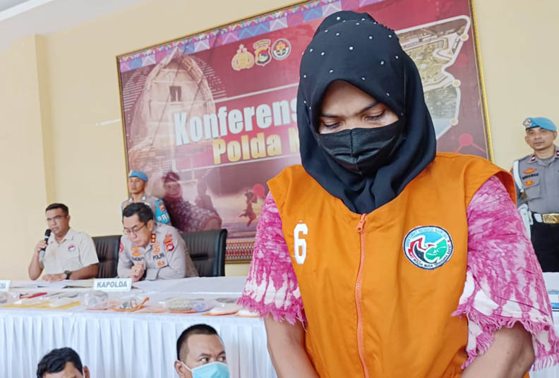 DIPENJARA: Terduga penyelundup ganja berinisial S alias Yani hanya tertunduk lesu saat ditunjukkan ke awak media di Mapolda NTB, kemarin (5/4). Dia ditangkap tim Ditresnarkoba Polda NTB menyelundupkan ganja, Minggu (2/4) lalu. (Harli/Lombok Post)
