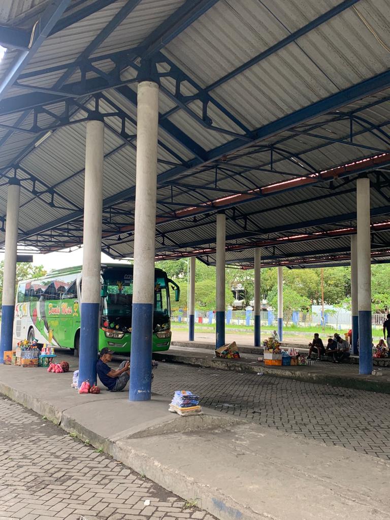 MASIH NORMAL: Belum terlihat adanya peningkatan aktivitas di Terminal Mandalika, Kota Mataram, kemarin (2/04). Peningkatan diprediksi akan terjadi mulai H-10 lebaran. (Chia/Lombok Post)
