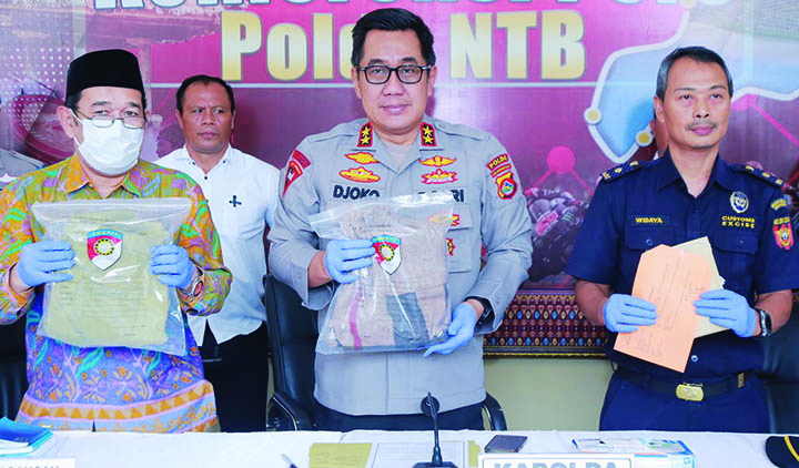 INI BUKTINYA: Kapolda NTB Irjen Pol Djoko Poerwanto (tengah) bersama pihak terkait menunjukkan bukti pengungkapan kasus thrifting, Selasa (4/4). (Harli/Lombok Post)