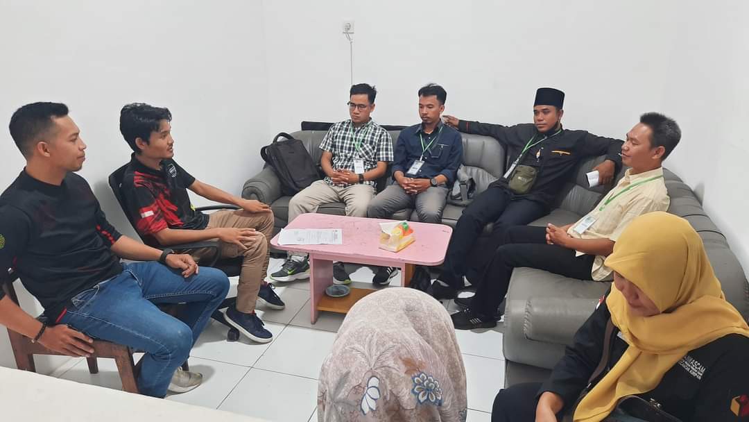 DATA PEMILIH: Petugas melakukan pendataan pemilih di Lapas Kelas II Mataram, beberapa waktu lalu. Di Lapas ini akan disediakan satu TPS. (KPU Lobar for LOMBOK POST)