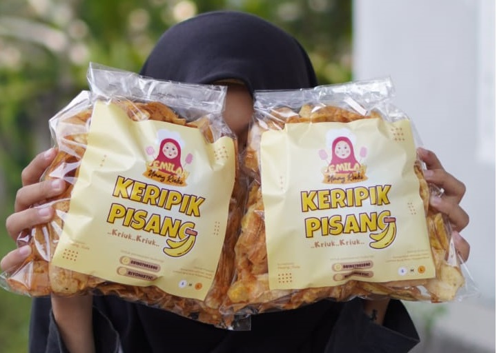 INI PRODUKNYA : Dhea Memegang Produk Keripik Pisang buatan ibunya (26/4).(DOKS OWNER KERIPIK PISANG)