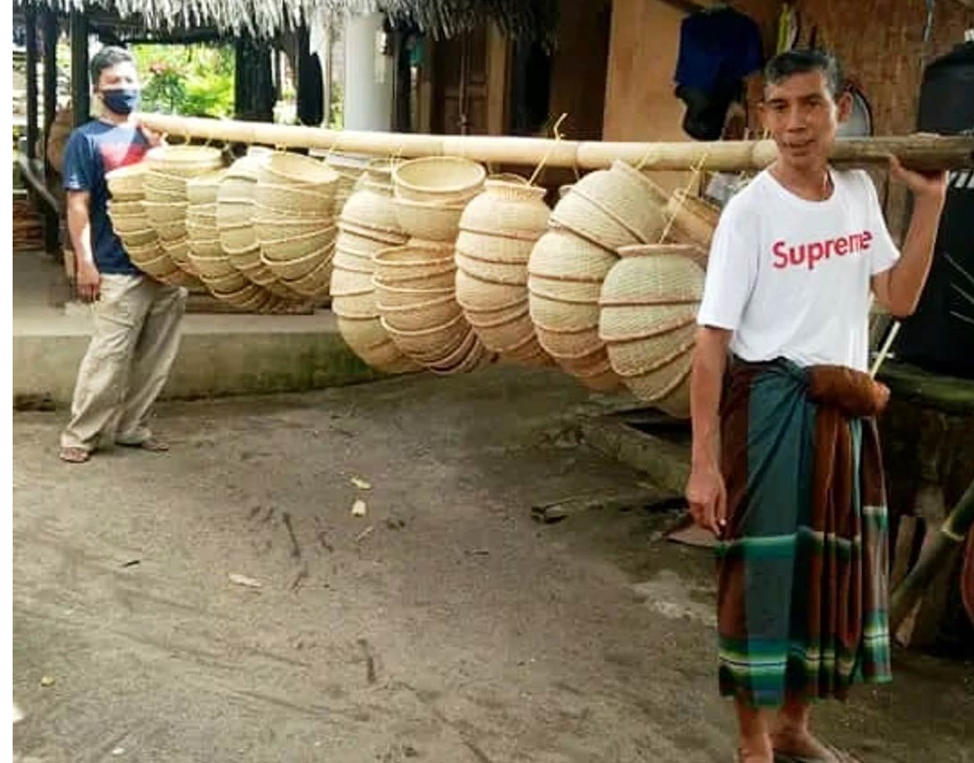 USAI PRODUKSI: Produk Hasil UD Bambu Cerah yang siap dijual ke konsumen.(LALU FOR LOMBOK POST)