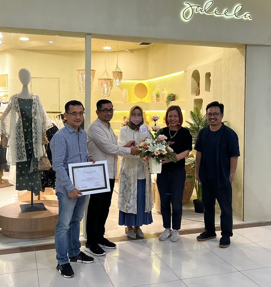 FESYEN BERKUALITAS: General Manager LEM Salim Abdad (dua dari kiri) menyerahkan berkas MoU Kerja Sama ke pemilik tenan Jaleela di lantai I LEM. (LEM FOR LOMBOK POST)