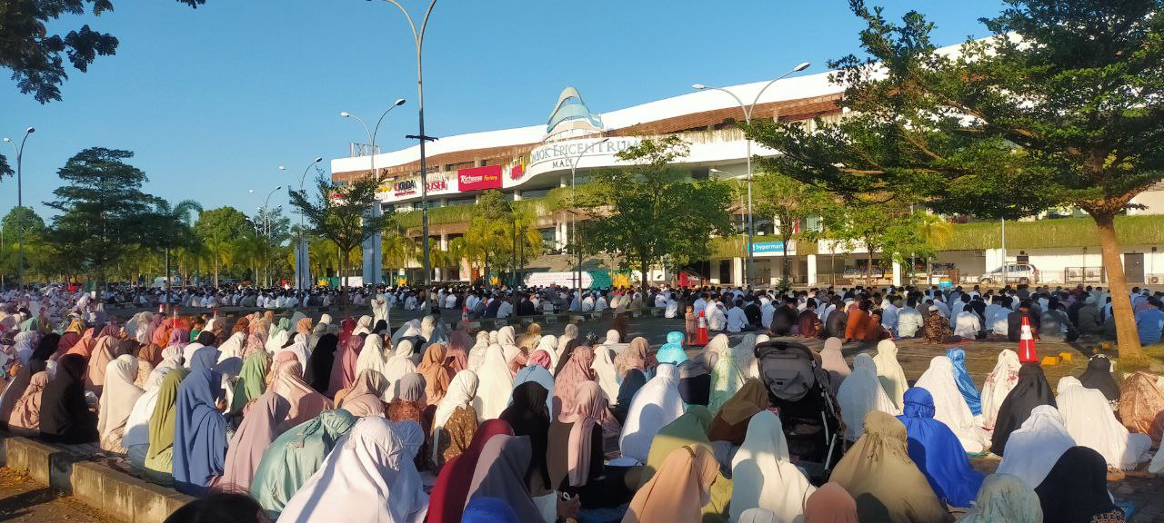 Ribuan jamaah memadati lokasi pelaksanaan Shalat Idul Fitri 1444 Hijriyah yang dilaksanakan di Masjid Raya Hubbul Wathan Islamic Center NTB dan Lombok Epicentrum Mall (LEM), Sabtu (22/4) pagi.