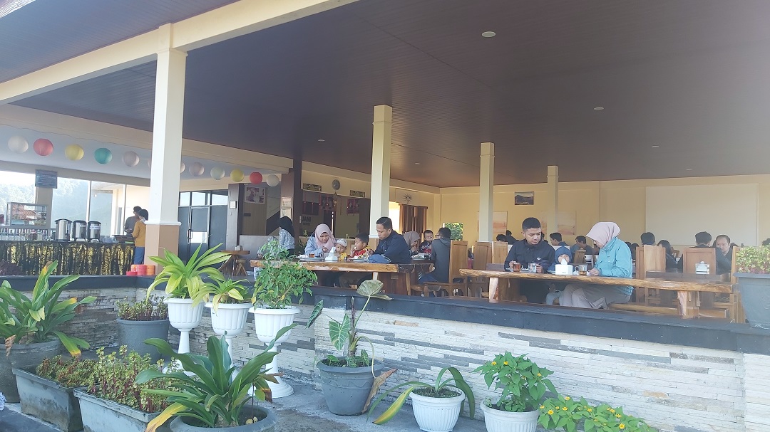 LIBUR PANJANG: Sejumlah tamu Hotel Pesona Rinjani, Sembalum, Lombok Timur, menikmati sarapan, Senin (24/4).(NURUL/LOMBOK POST)