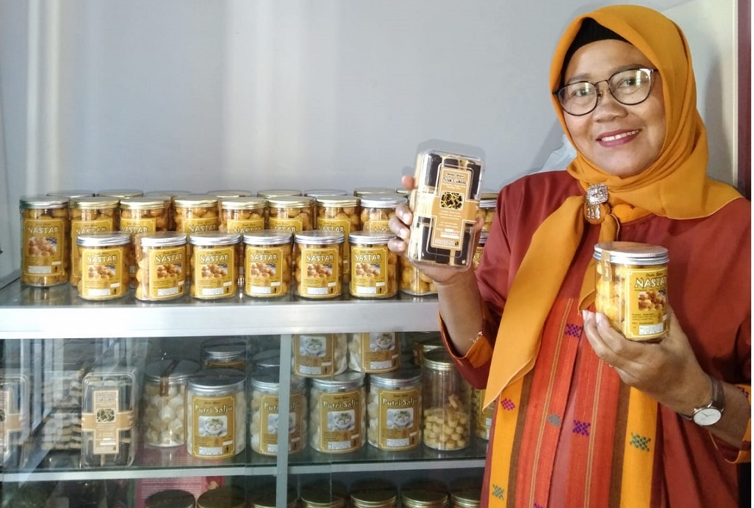 BANYAK DIMINATI: Hasmiati, owner Kuker Shalia menunjukkan salah satu kue kering andalan yang paling diminati konsumen di rumah produksinya, Senin (10/4).(SHALIA FOR LOMBOK POST)