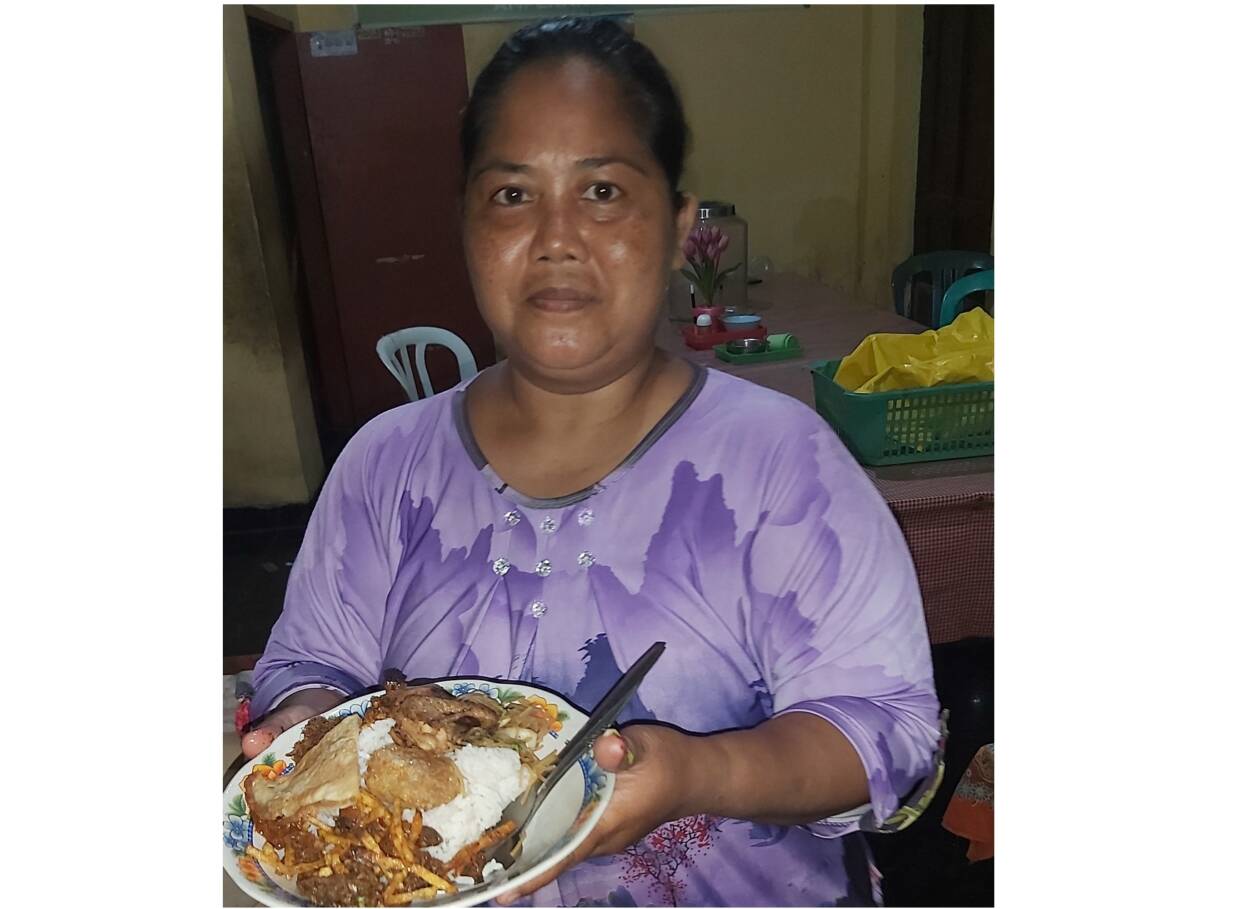 PORSI KENYANG: Inilah satu porsi Nasi Sukaraja yang disajikan dengan lauk ciri khas ayam goreng manis di Ampenan Tengah, Kota Mataram, pekan lalu. (NURUL/LOMBOK POST)