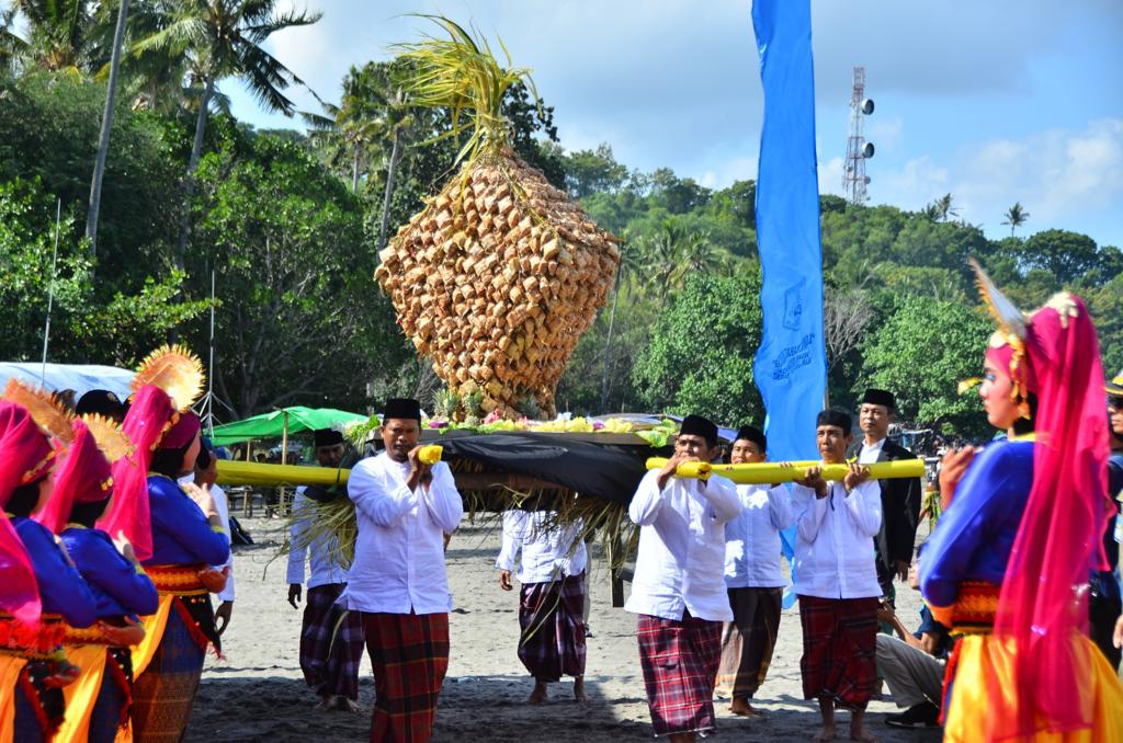 LEBARAN TOPAT: Pemkab Lobar saat melaksanakan Perayaan Lebaran Topat sebelum pandemic covid-19 di Pantai Duduk, beberapa tahun lalu.( Dispar Lobar For Lombok Post)