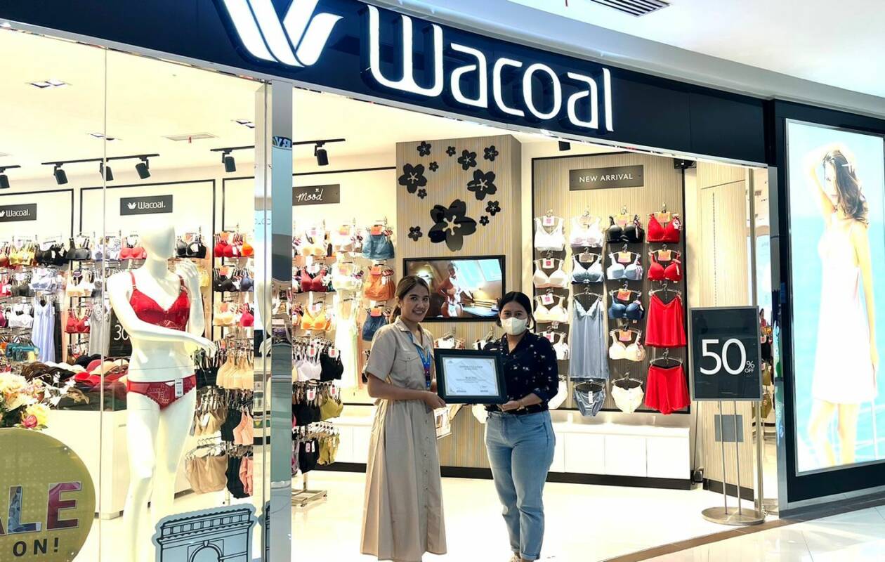 LEBIH LUAS: Tenant Relation LEM Pande Iluh K (kiri)  menyerahkan berkas tenan ke Supervisor Wacoal Bali-Lombok Yuni Arsini di Lantai  1 LEM. (NURUL/LOMBOK POST)