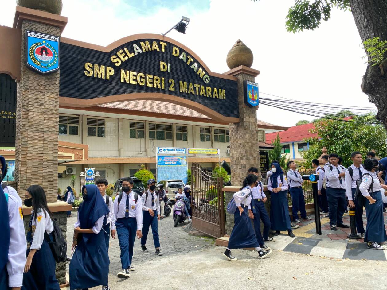 PULANG SEKOLAH: Para siswa menunggu jemputan usai mengakhiri kegiatan belajar di SMPN 2 Mataram, Senin (3/4). (Yuyun/Lombok Post)