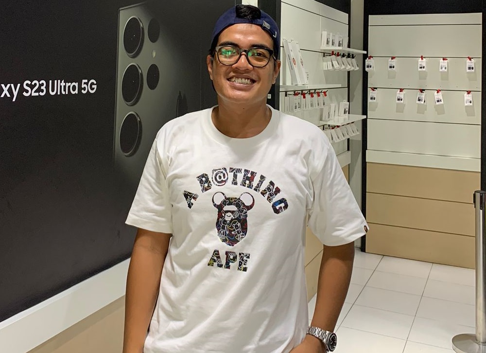 KENAIKAN PENJUALAN : Tomy Sugiarto, Pemilik Gerai Ponsel Atlantis, di tokonya. (CHIA/LOMBOK POST)