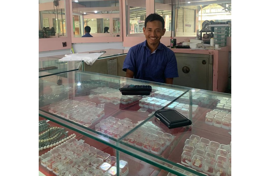TUNGGU PELANGGAN: Mustofa,  karyawan Toko Citra Mutiara, Sekarbela, Kota Mataram menanti pembeli, (7/4). (CHIA/LOMBOK POST)