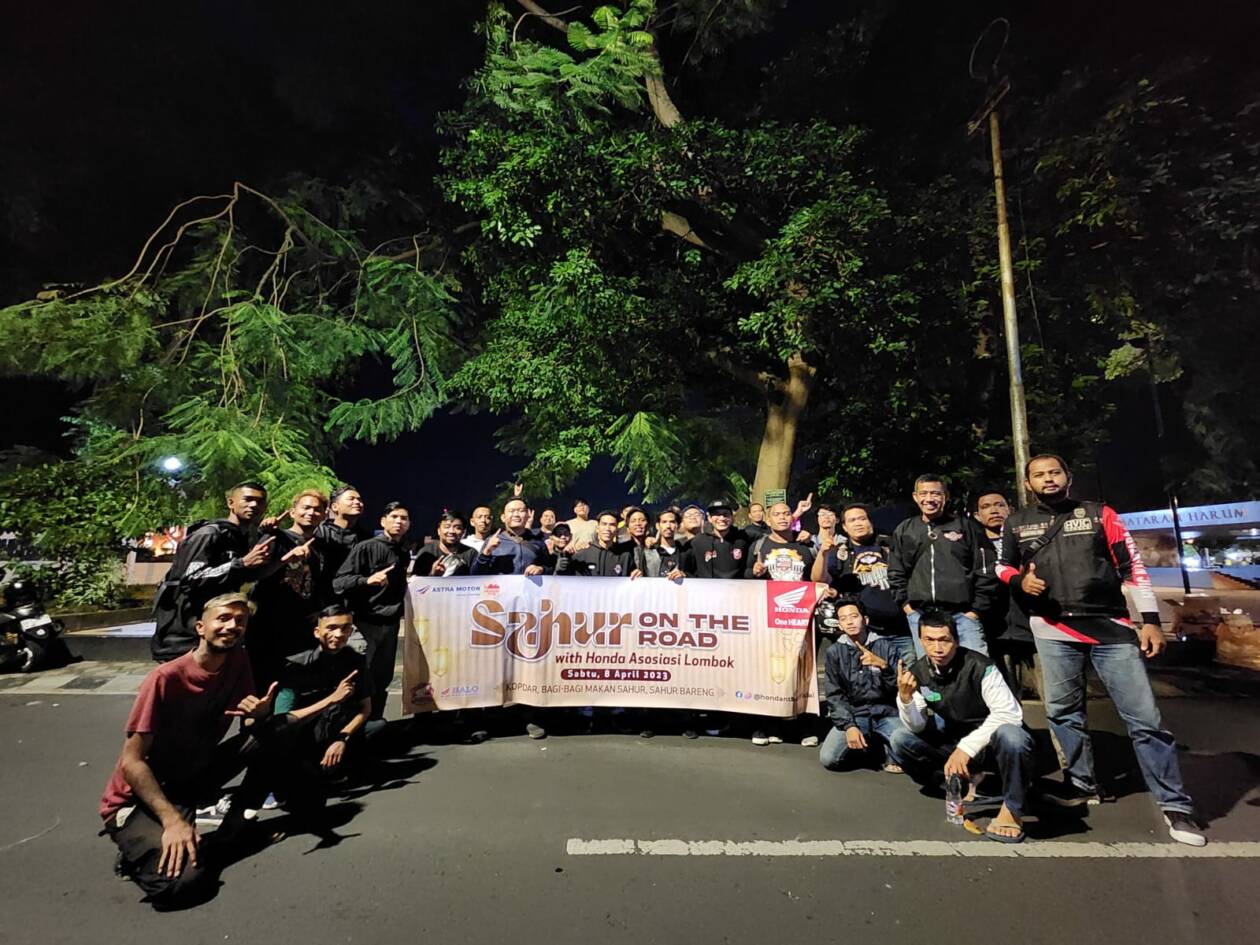 KOMPAK: Komunitas HALO saat melaksanakan sahur on the road, Sabtu (8/4).(HONDA FOR LOMBOK POST)