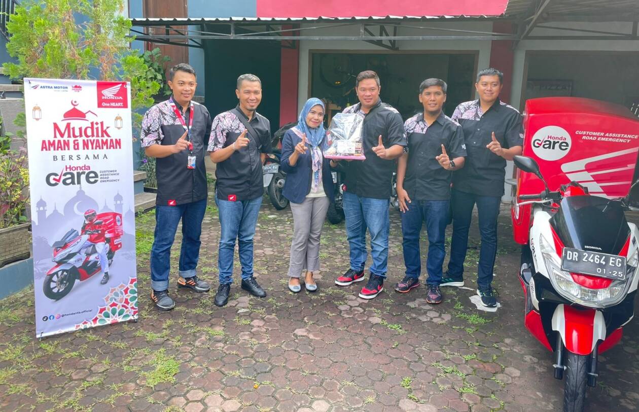 SALAM 1 HATI :Manajemen Astra Motor NTB saat memberikan bingkisan kepada konsumen loyal. (HONDA FOR LOMBOK POST)