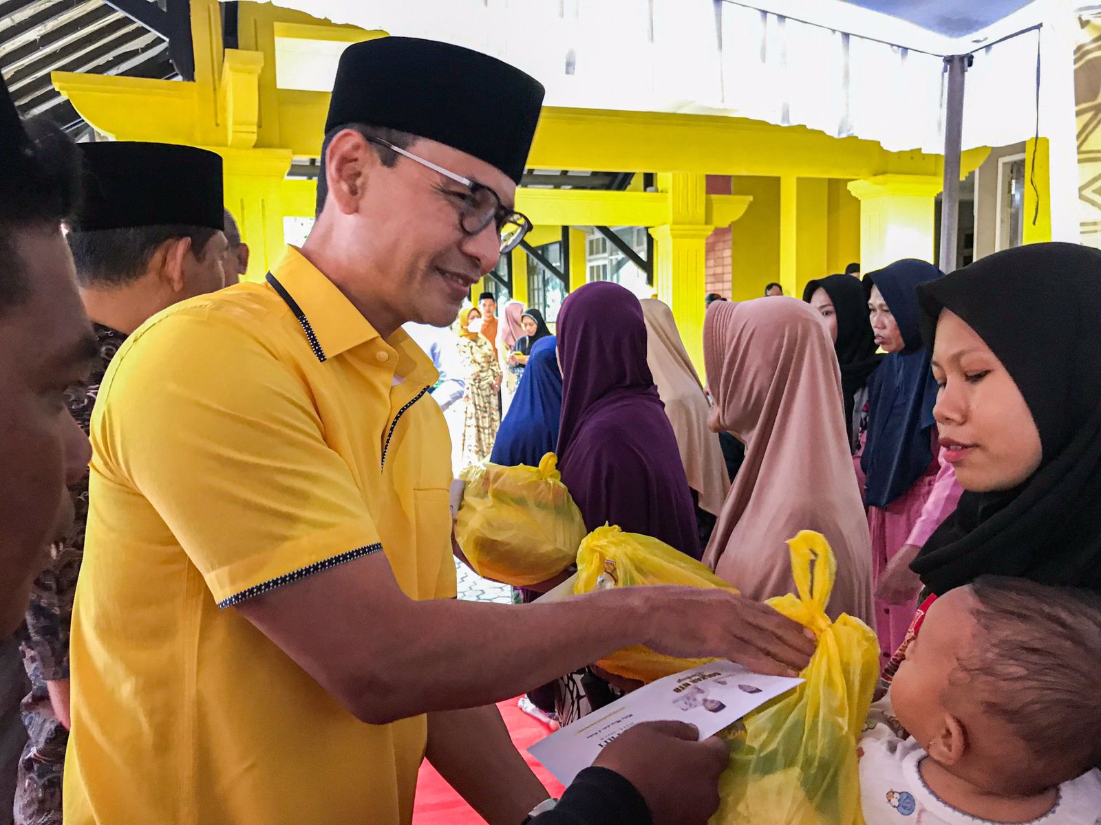 BULAN PENUH BERKAH: Ketua DPD Partai Golkar NTB H Mohan Roliskana menyerahkan bantuan sembako pada warga masyarakat yang membutuhkan, Selasa (18/4). (ZAD/LOMBOK POST )
