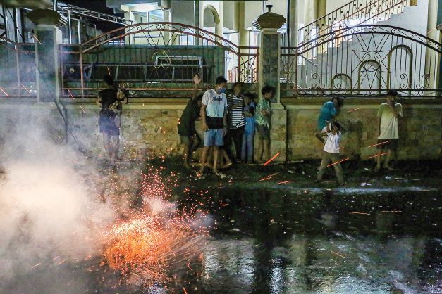 BAKAR PETASAN : Sejumlah anak muda membakar petasan di Jalan Peternakan, Lingkungan Kebon Duren, Kelurahan Selagalas, Kota Mataram pada Ramadan tahun lalu.( IVAN/LOMBOK POST)