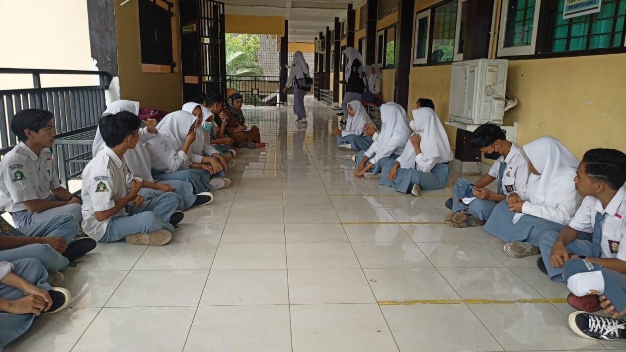 TAK SEBANYAK DULU: Sejumlah siswa SMKN 2 Kuripan, di salah satu lorong sekolah, Selasa (5/4). Jumlah mereka kini berkurang karena ada jurusan yang diberhentikan dan kurangnya ruang belajar. (Nila/Lombok Post)