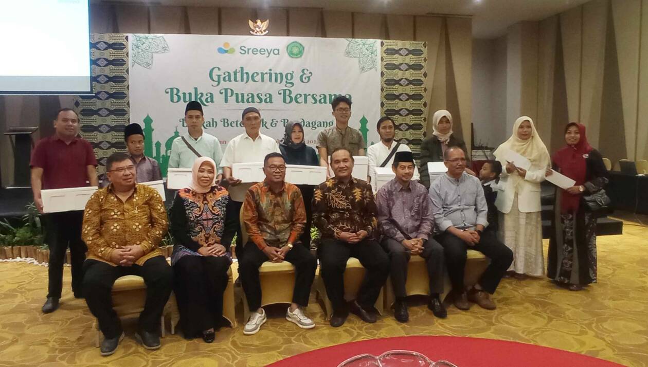 JALIN KERJA SAMA: Pihak Universitas Nahdlatul Wathan (UNW) Mataram saat bekerja sama dengan PT Sreeya Sewu Indonesia Tbk saat acara buka bersama dengan para peternak di Hotel Aston Inn Mataram, Rabu (5/4) lalu.( TONI/LOMBOK POST)
