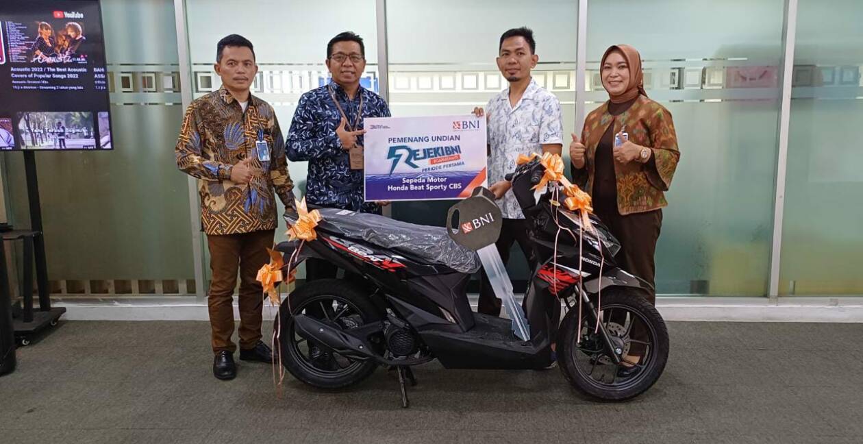 SERAHKAN HADIAH: Branch Manager BNI KC Mataram Richard Dahlan (dua dari kiri) menyerahkan langsung hadiah kepada pemenang Hadiah Program Rejeki BNI #GakPakeNanti Tahap Pertama Periode September 2022 sampai dengan 30 April 2023 di Kantor BNI KCU Mataram, S