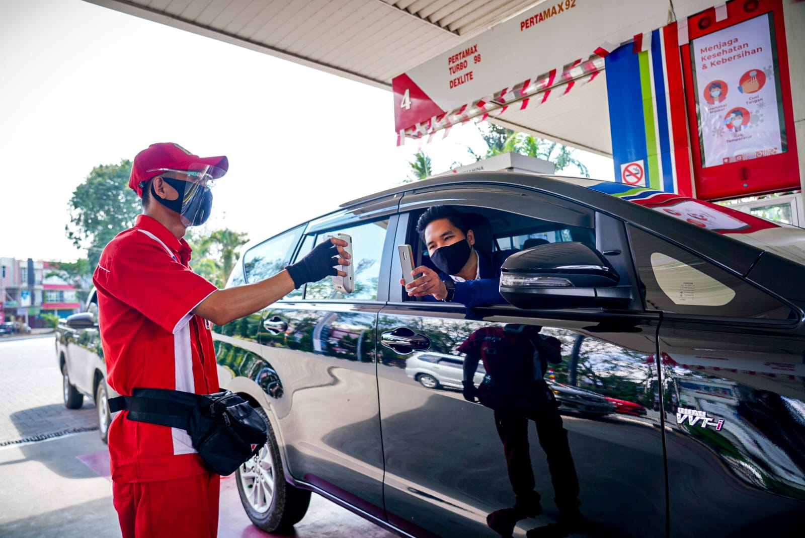 BERI KEMUDAHAN: Bertransaksi bahan bakar minyak (BBM) secara non tunai menggunakan aplikasi MyPertamina memberi banyak keuntungan bagi para penggunanya.