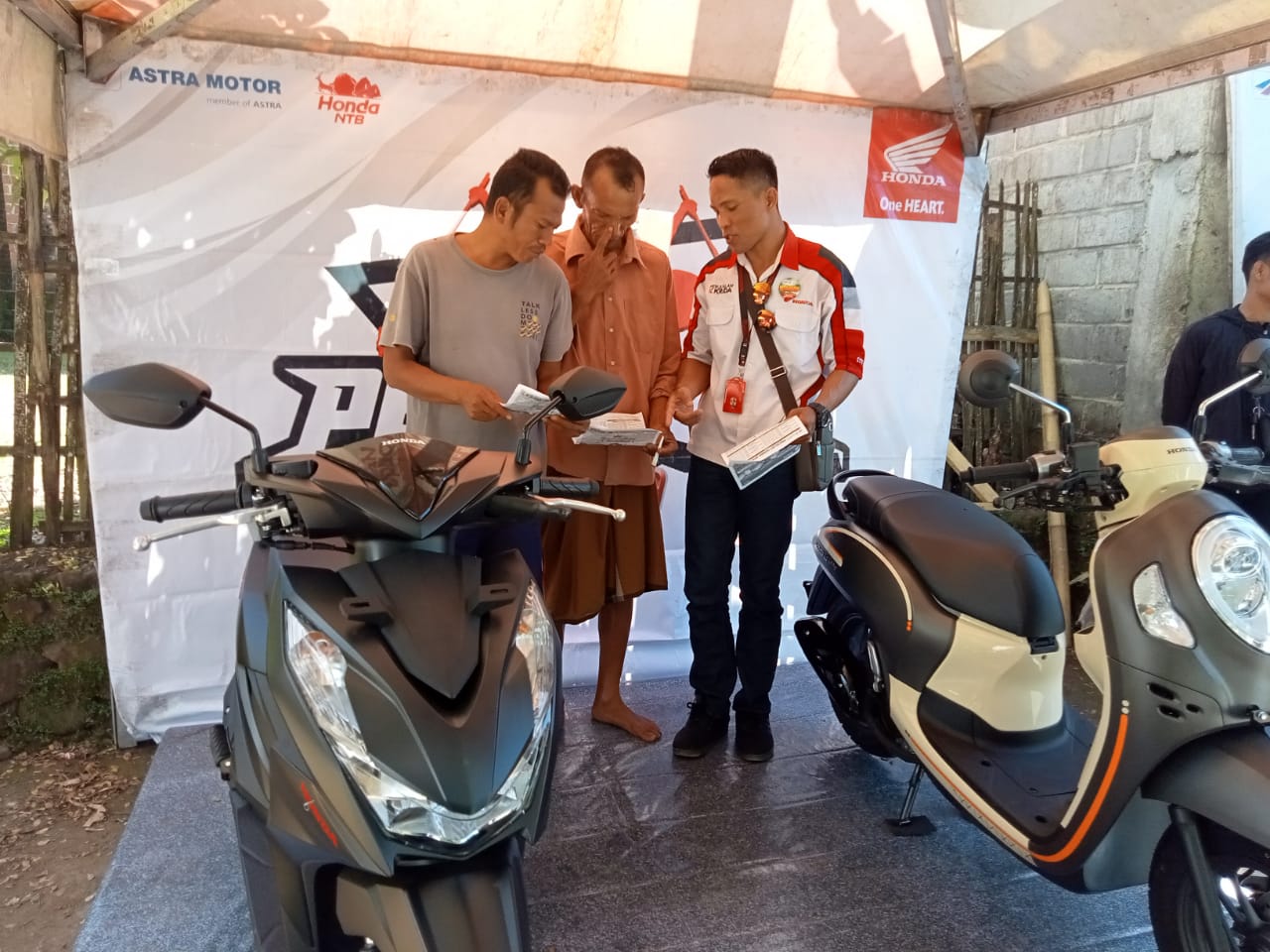 Dimudahkan : Konsumen Honda yang ingin membeli sepeda motor terbantu karena Presean Honda. (Honda for Lombok Post)