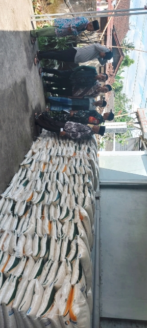 BANTUAN BERAS: Tampak tumpukan beras yang siap disalurkan kepada warga di kantor Desa Mekar Bersatu, Kecamatan Batukliang, Loteng, Kamis (27/4). (Dewi/Lombok Post)